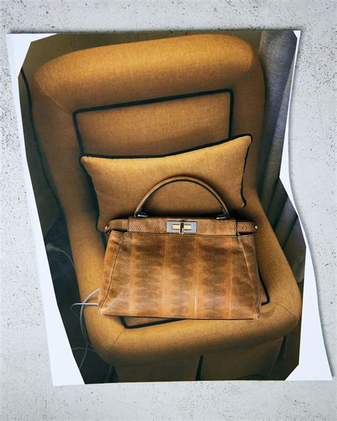 borsa toilette fendi anni 60 rigida|La Peekaboo di Fendi: tutti i segreti nascosti in una borsa.